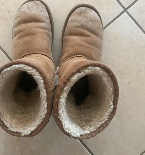 Women ugg boots worn out size 8 can be cleaned dans Femmes - Chaussures  à Laval/Rive Nord - Image 4