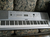 Yamaha DGX-220 Keyboard