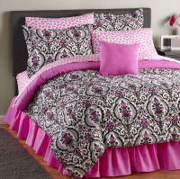 Laura Damask 4Pc.+ Curtain Bed Set - Queen, New