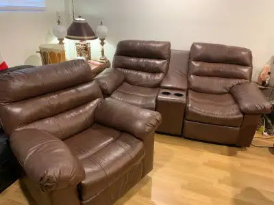 High-quality leather reclining loveseat, barely used and in very good condition. Smooth, clean leath...