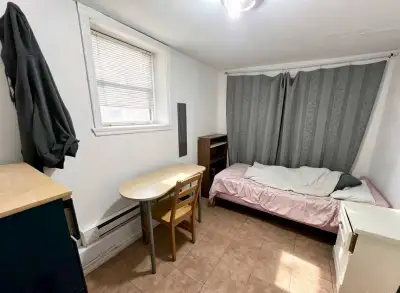 Chambre dans sous-sol avec les meublé à louer, 480$/mois, tout inclus, à 200 m (1 min) de la station...