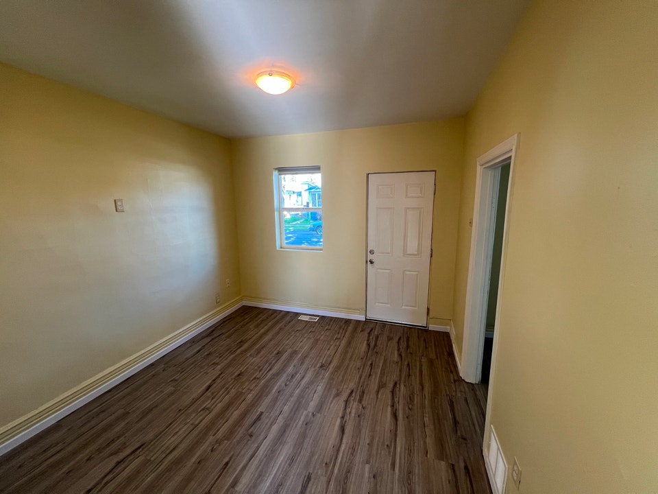 Detached 1 Bedroom House Available In East Kildonan 2