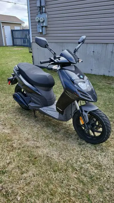 Cet scooter n'a pas été utilisé depuis 2 ans. Il manque la batterie. PAS d'echange PAS negotiable Ba...