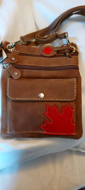 BRAND NEW ROOTS CROSSBODY BAG with tags still on in Women's - Bags & Wallets in Thunder Bay