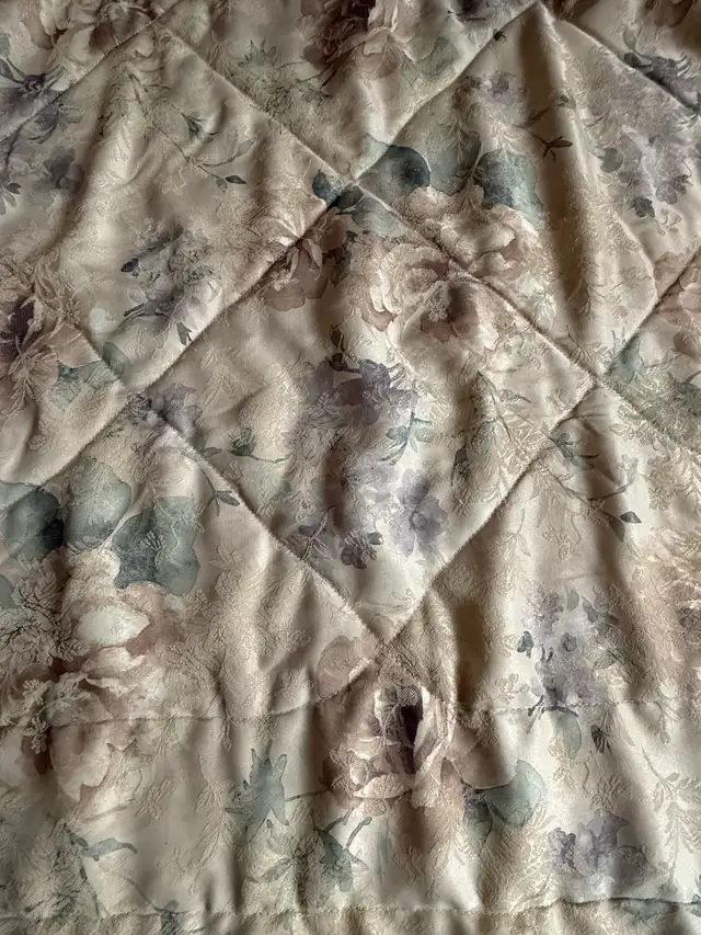 Queen Size Comforter Floral quilted pattern in Bedding in Mississauga / Peel Region - Image 3