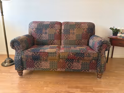 Fauteuil berçant en tissus vert kaki. Ouverture manuelle. Divan 2 places en tissus, pattes en bois M...
