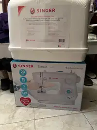 Singer Sewing Machine with carry case