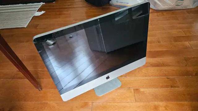 iMac Collector's piece for your collection! Screen does not work in Desktop Computers in Laurentides - Image 2