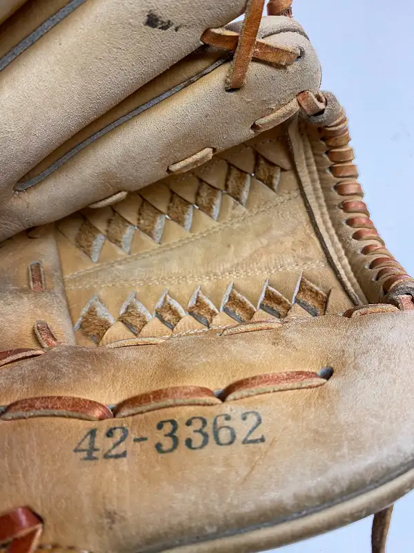 VINTAGE BOBBY MURCER YANKEES SPALDING LHT BASEBALL GLOVE 42-336 in Hobbies & Crafts in Oakville / Halton Region - Image 10