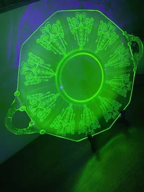 Antique - Depression Glass - Cake Plate - Glows in Arts & Collectibles in Ottawa - Image 2