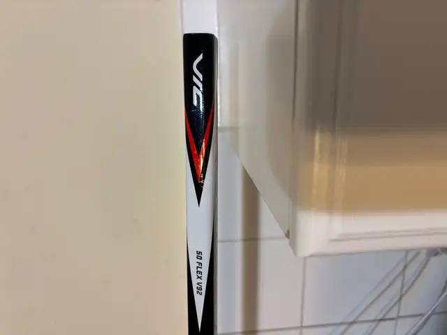 VIC CX2 YOUTH COMPOSITE HOCKEY STICK, 50 FLEX, V92 RIGHT HANDED in Hockey in City of Toronto - Image 5
