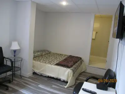 Didsbury inn : $900/Month. Large bachelor room with Queen size bed & private washroom. All Utility ,...