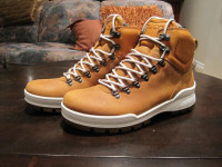 Ecco Boots Track 25 Amber Colour Size 9-9.5. Brand New