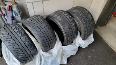 Hello there, I m trying to sell a set of 4 tires used Yokohama Advan Neova AD08 R, these are amazing...