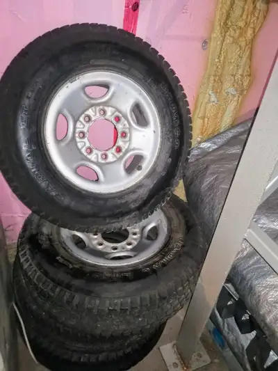 Radial Lt 4 pneus d'hiver avec rim pour camion en très bonne condition