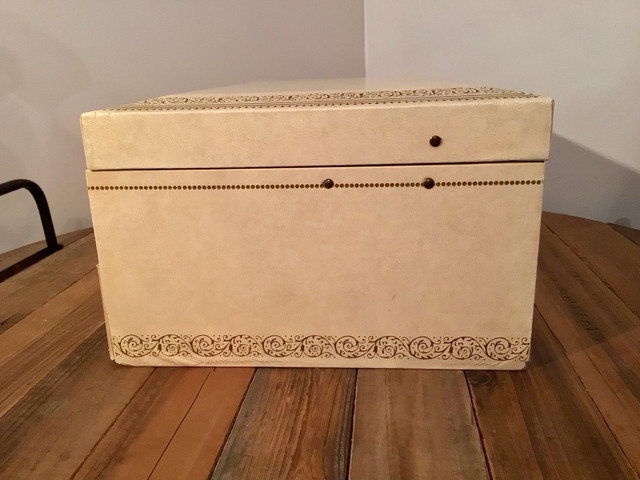 Vintage - Grande boîte à bijoux en similicuir beige dans Bijoux et montres  à Longueuil/Rive Sud - Image 3