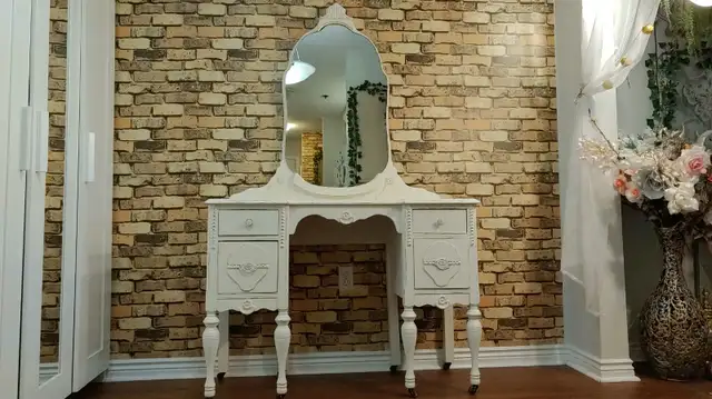 Vintage Vanity in Other in Bedford - Image 2