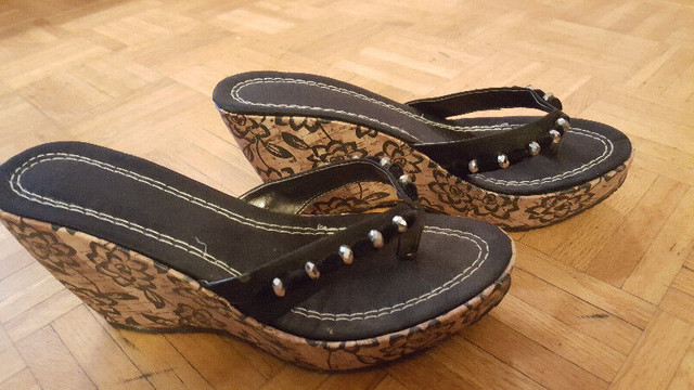 Sandales compensée, style flip flop - Wedge sandals dans Femmes - Chaussures  à Ville de Montréal