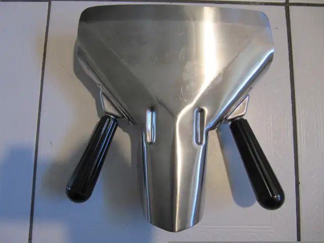 Commercial Grade Stainless Steel Popcorn/French Fry Scooper in Kitchen & Dining Wares in Mississauga / Peel Region - Image 3