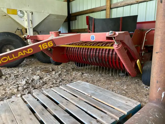 New Holland 166 Hay Inverter in Farming Equipment in Fort St. John - Image 2