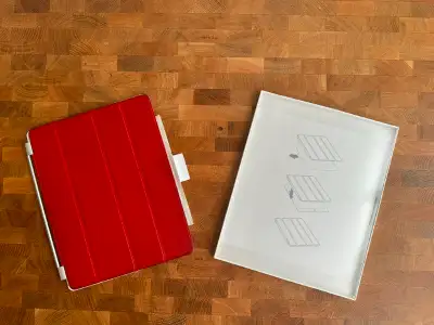 Apple iPad Smart Cover (MD304LL/A) for the iPad 2 and new iPad 3 (Leather, Red) The red Leather iPad...