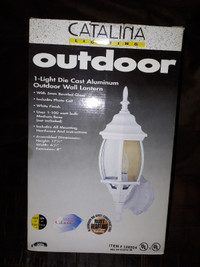 Outdoor Die-Cast Aluminum Wall Lantern