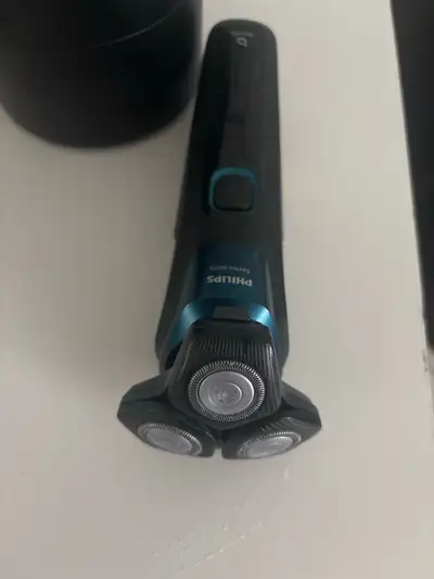 Im selling this Philips series 5000 electric shaver. Slightly used , holds it charge for months on e...