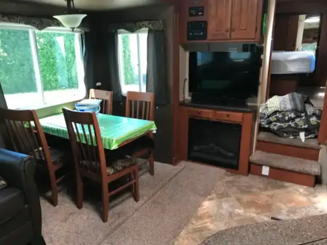 Artic Fox 5th wheel RV in Travel Trailers & Campers in Comox / Courtenay / Cumberland - Image 9