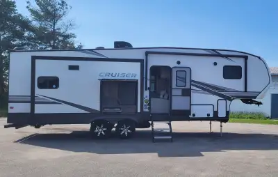 28', Perfect couples trailer but sleeps 4. Island kitchen, wine fridge, fireplace, 40" tv, radio wit...