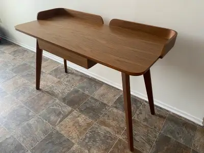 Used Structube Sergio desk for sale in good condition. Purchased in 2019 for $399. One drawer. Walnu...