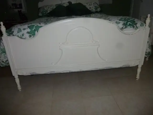 SET DE CHAMBRE BLANC,ANTIQUE CHINOIS. in Beds & Mattresses in Trois-Rivières - Image 4