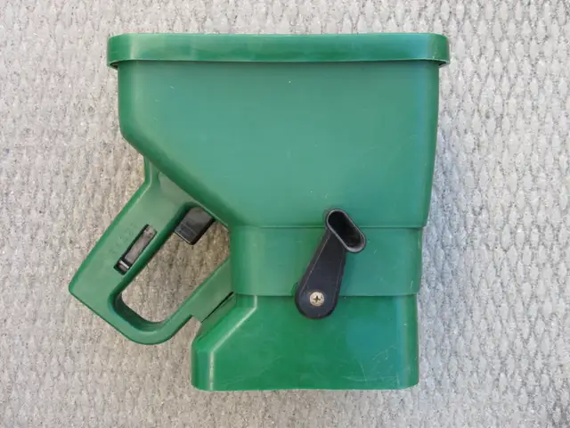 Scotts Spreader - Ice Melter, Salt, Sand, Grass Seed, Fertilizer ...
