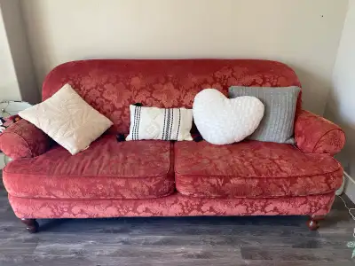 vintage couch in Furniture in Calgary | Kijiji Marketplaces