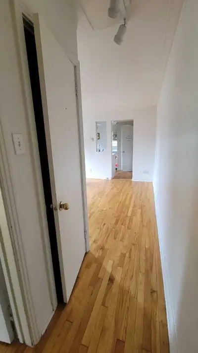 Bonjour, Appartement Ensoleillé au 3 étage avec balcon arrière d'un 6plex , 15 minutes à pied du mét...