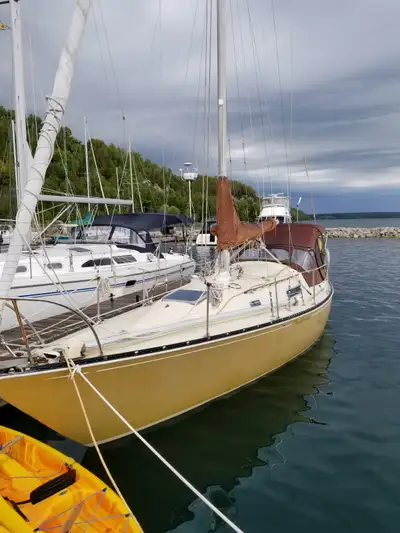 Viking 33 for sale Name: Alchemist II Specs Builder: Ontario Yachts Great mix of racer and cruiser S...