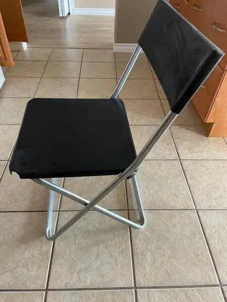 pristine folding chair in Chairs & Recliners in Kelowna - Image 3