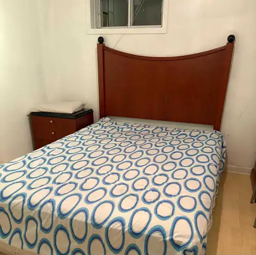 Une chambre privée à louer dans un 4 1/2 meublé, la cuisine et la salle de bain à partager. C'est pr...