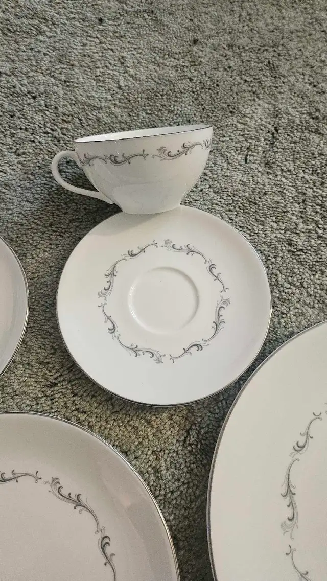 Royal Doulton Full China Set 50 Pieces in Kitchen & Dining Wares in City of Toronto - Image 5
