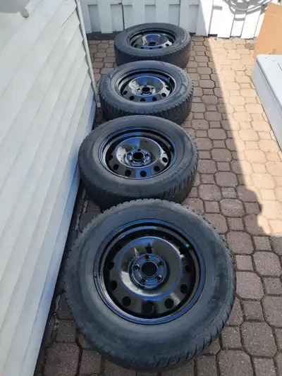 4 pneus d'hiver avec jantes 235 65R17 bon pour l'été seulement avec pneus d'hiver de rechange bons p...