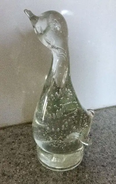 Lovely collectable Altaglass Crystal Glass Bird with lots of bubbles and in Excellent Condition. Mea...