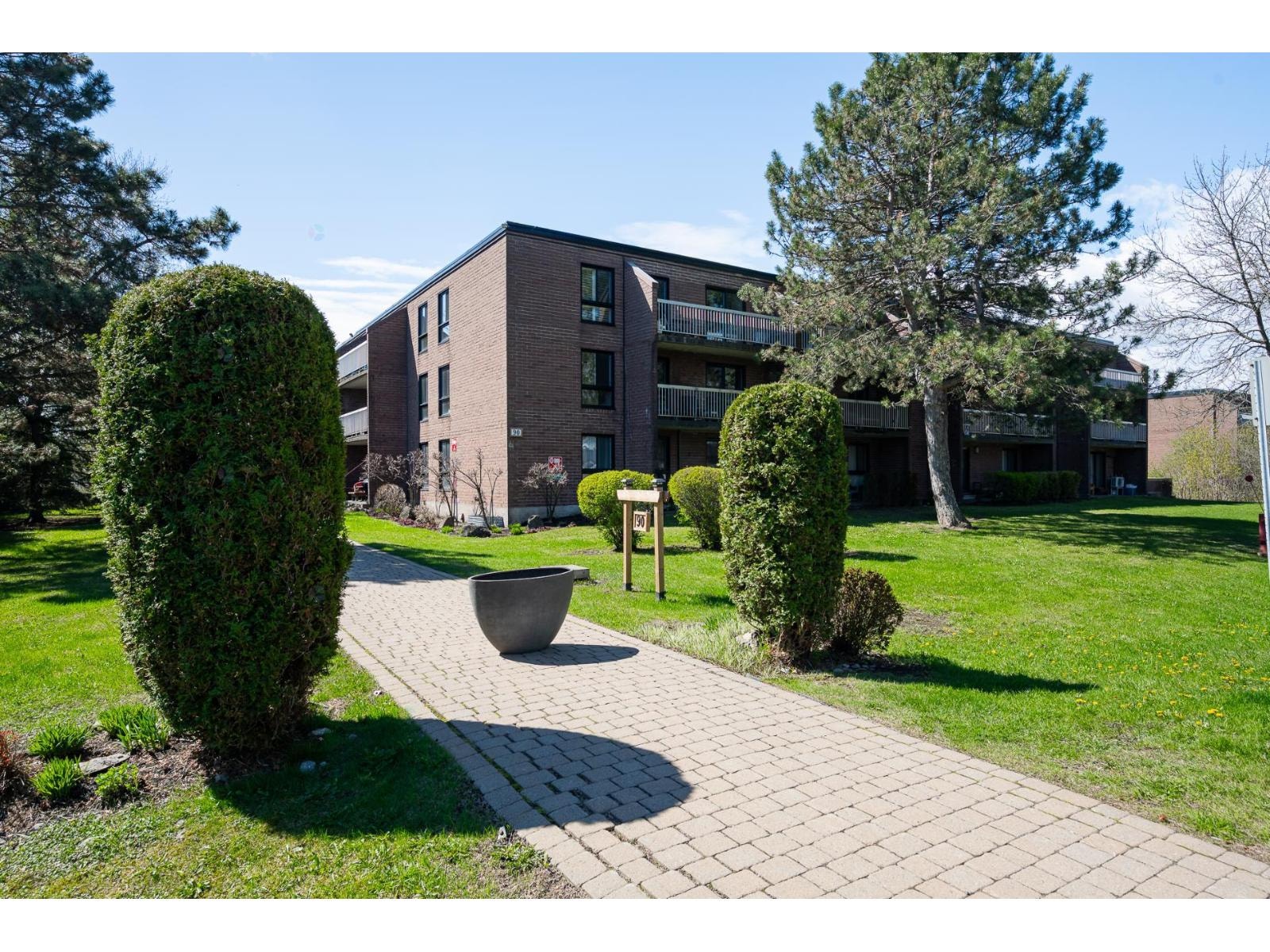 2 Bedroom Condo - 90 Crois. Elgin #205, Beaconsfield — photo 2