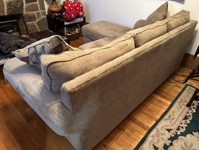 Sofa velour beige for sale -Price Negotiable/Canapé pour vendre dans Sofas et futons  à Ville de Montréal - Image 3