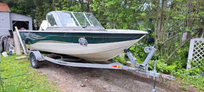 Bateau crestliner superhawk 1700 2002 a vendre. Comprend 1 moteur Johnson 140 hp 2002 4 temps et 1 m...