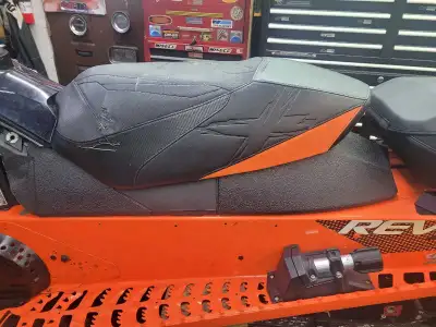 Looking for a seat for a 2015 Ski doo renegade 600 or 800 with an X on the side . Orange stripe woul...