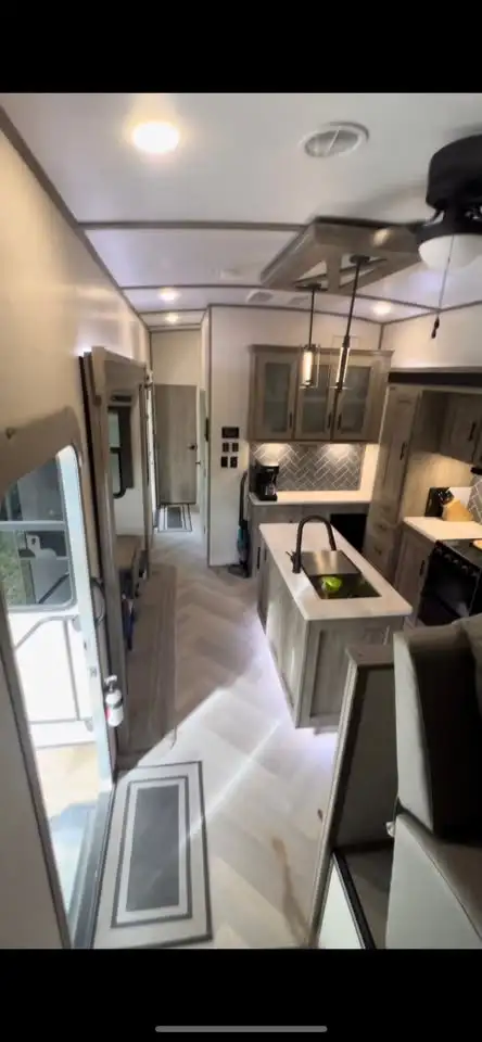 Modern and Beautiful 2021 Hemisphere 378FL Loft Camper in RVs & Motorhomes in Regina - Image 4