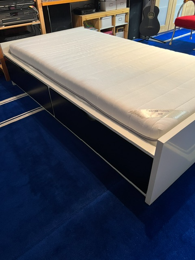 Lit simple avec tiroir incluant le matelas en très bon état., View more