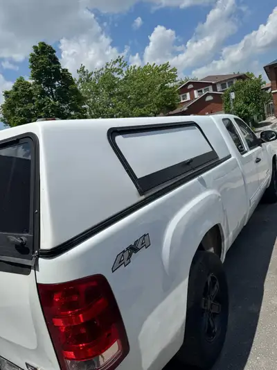 fits 8 foot bed, made of fiberglass locking toolbox no damage cash only