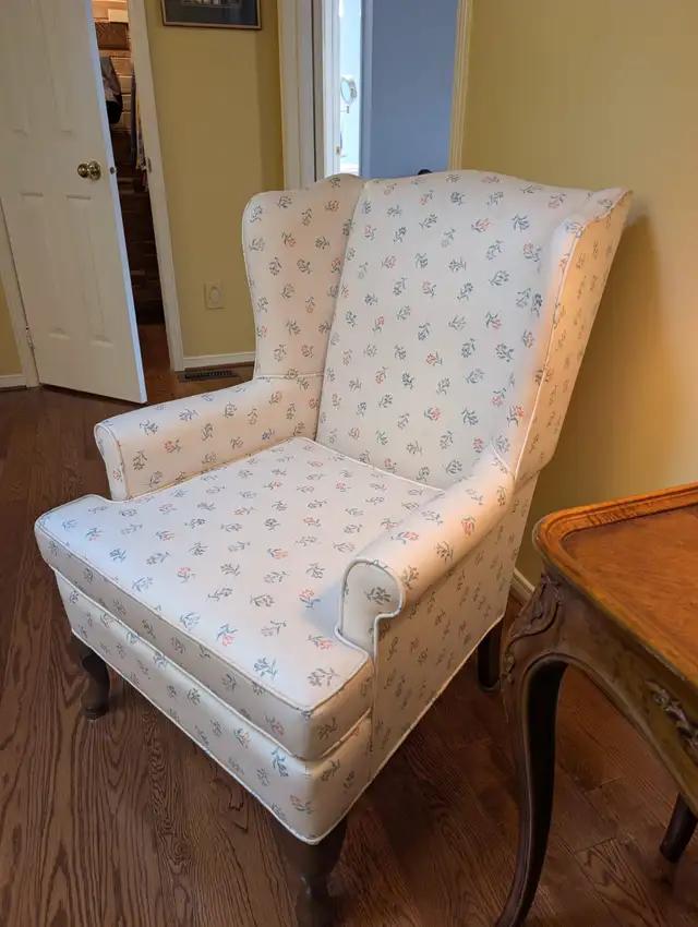 2 Antique Queen-Anne Style Wingback Armchairs (MINT CONDITION) in Chairs & Recliners in Markham / York Region - Image 4