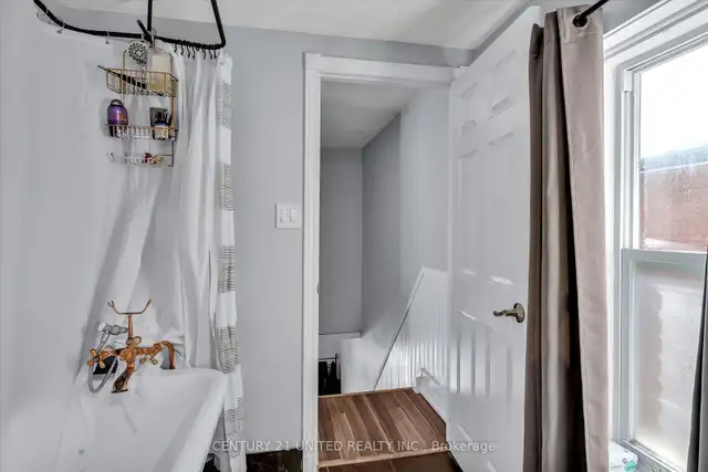 Room for female students for rent in Room Rentals & Roommates in Peterborough - Image 6