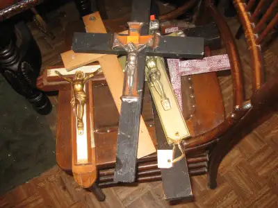 plusieur croix les commence a10$ et plus bouteille de liqueur 10$ chaque et plein d autres choses da...